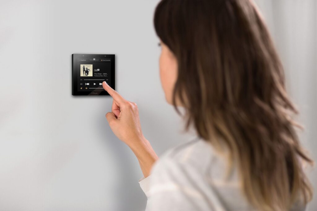 Woman Press_Audio Sonos_4320x2880_AdobeStock_303891743-min_1920x1920